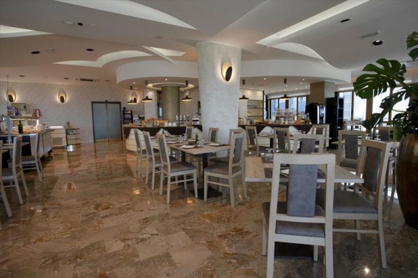 Moderní restaurace s mramorovou podlahou a stylovým nábytkem.