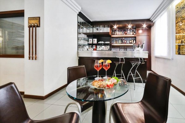 Moderní bar s nápoji a občerstvením na stolku.