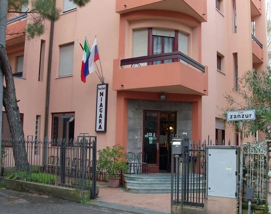 Vchod do hotelu s nápisem 