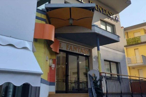 Vstup do restaurace se schody a terasou.