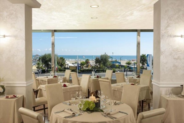 Elegantní restaurace s výhledem na moře a pláž.