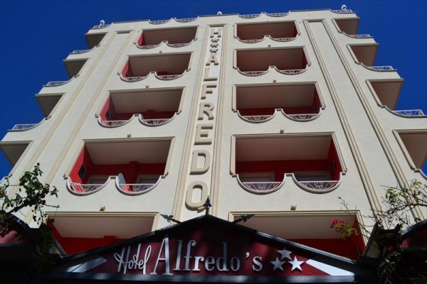 Výškový hotel se jménem Alfredo's na průčelí.