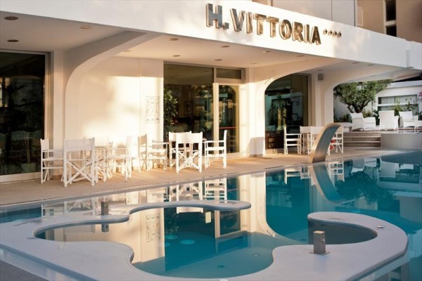 Vstup do hotelu s názvem H. Vittoria a bazénem v popředí.