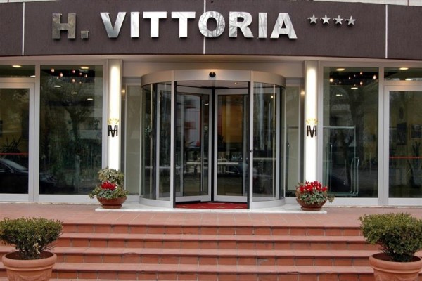 Vstup do hotelu s nápisem 