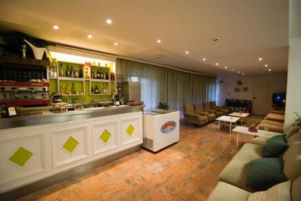 Moderní bar v hotelovém lobby s posezením.