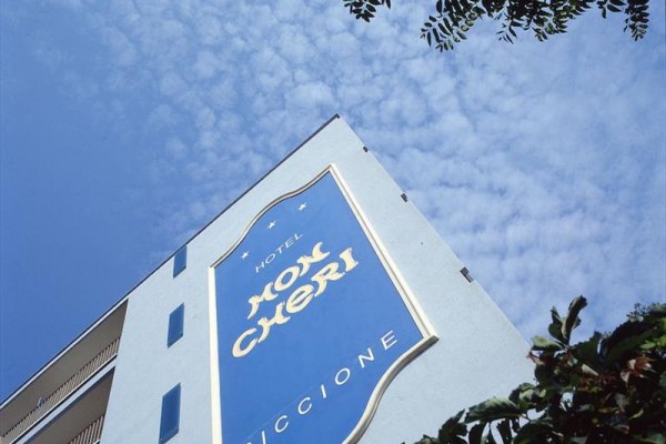 Budova hotelu s velkou modrou cedulí 