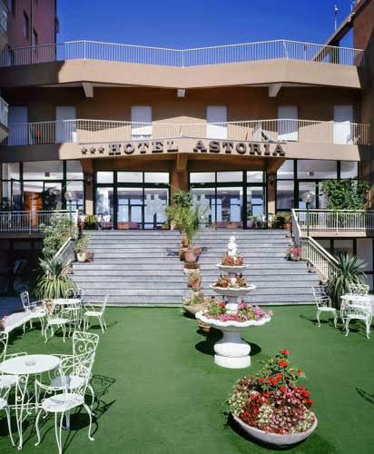 Vstup do Hotelu Astoria s terasou a květinovou zahradou.