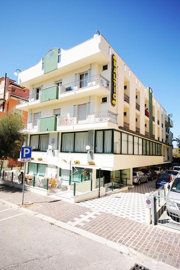Čtyřpatrová budova hotelu s nápisem 