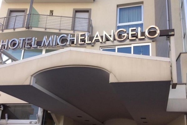 Vstup do hotelu s nápisem 