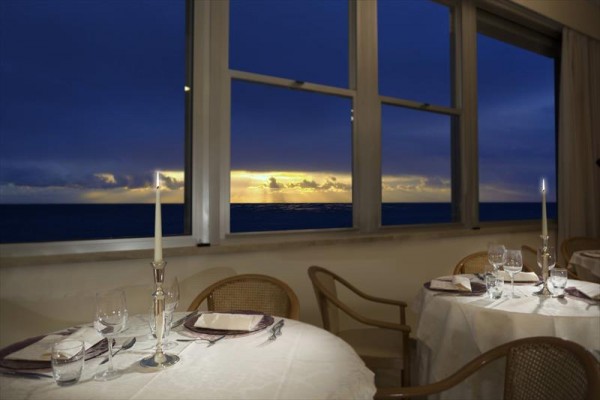 Restaurace s výhledem na moře při západu slunce.