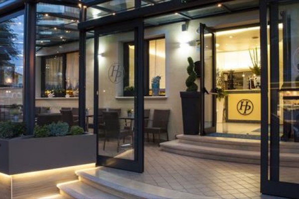 Vstup do hotelu s nápisem 