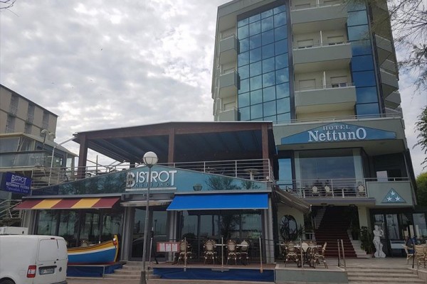 Hotel Nettuno s restaurací Bistrot v moderní budově.