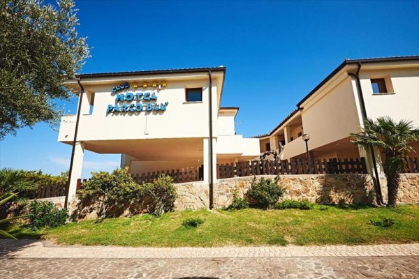 Budova hotelu se světlou fasádou a nápisem 
