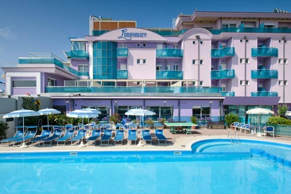 Fialový hotel s bazénem a lehátky.