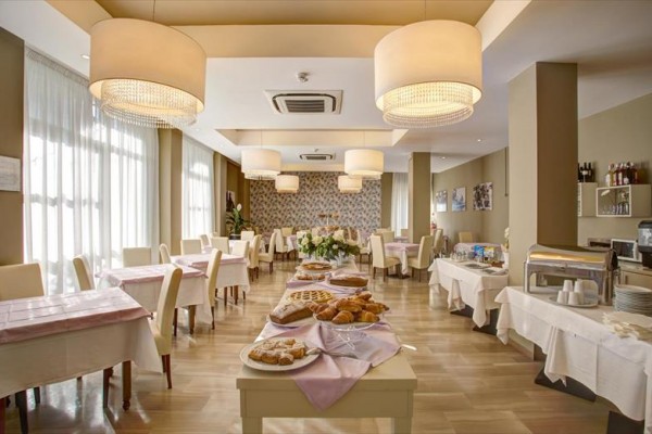 Elegantní restaurace s prostřenými stoly a bufetem.