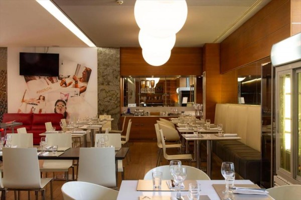 Stylová restaurace s moderním nábytkem a osvětlením.