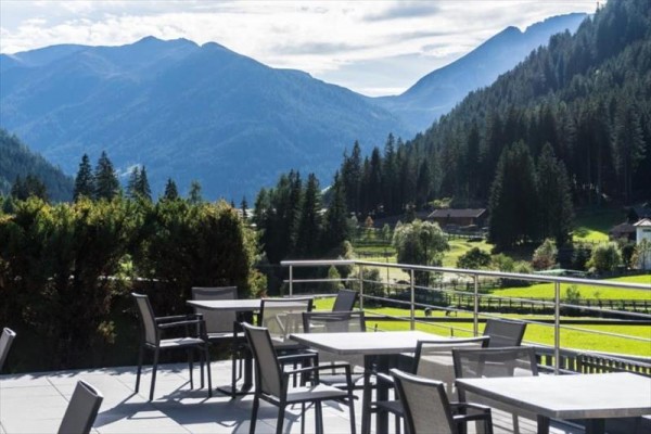 Terasa s venkovním posezením a výhledem na hory.