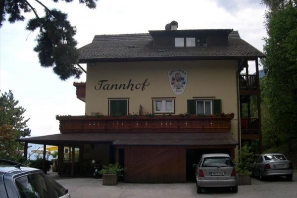 Budova s nápisem „Tannhof“ a zaparkovanými auty před ní.