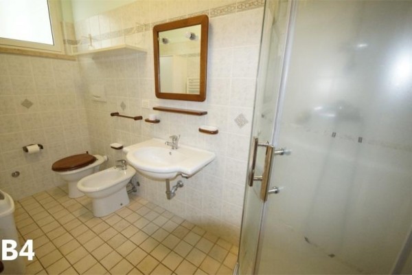 Koupelna s umyvadlem, bidetem, toaletou a sprchovým koutem.