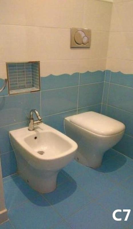 Bidet a toaleta v koupelně s modro-bílými kachličkami.